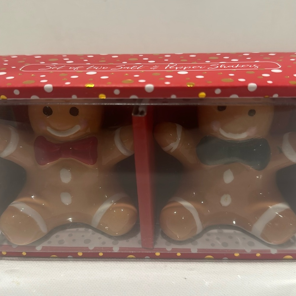 NIB  GINGERBREAD MEN SET OF TWO PIECE SALT AND PEPPER SHAKERS.